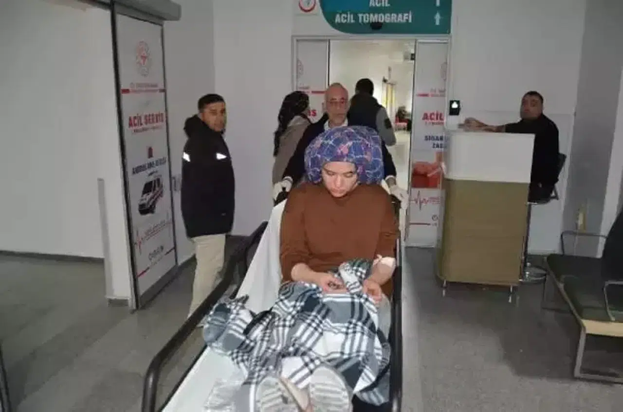 Kucağında çocuk olan kadını bıçakla yaralayıp, telefonunu gasbeden saldırgan yakalandı