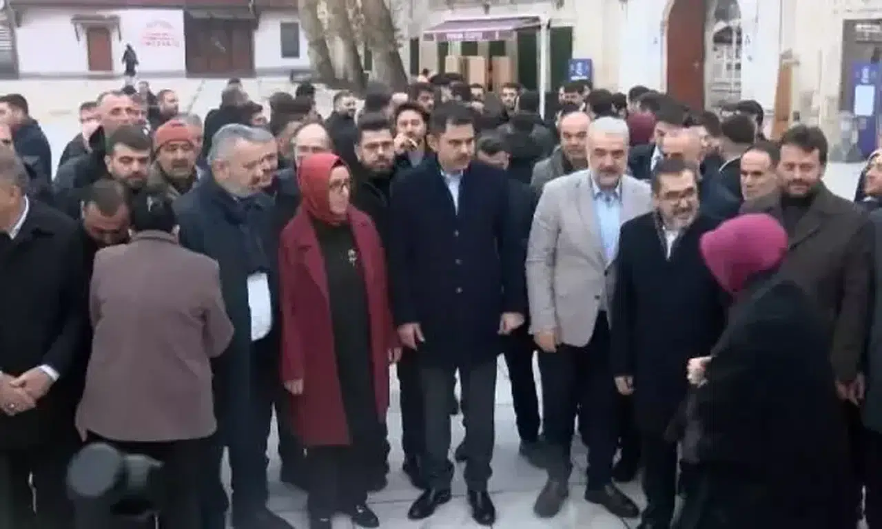 Ak Parti İBB Başkan adayı Kurum Eyüpsultan'da çorba dağıttı