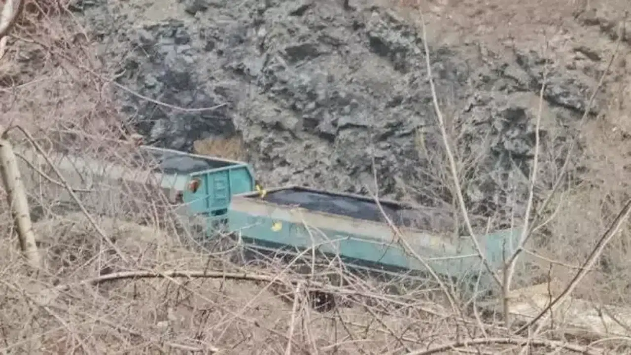 Raydan çıkan tren için kaldırma çalışması; ekipler vagonlar ile gidiyor