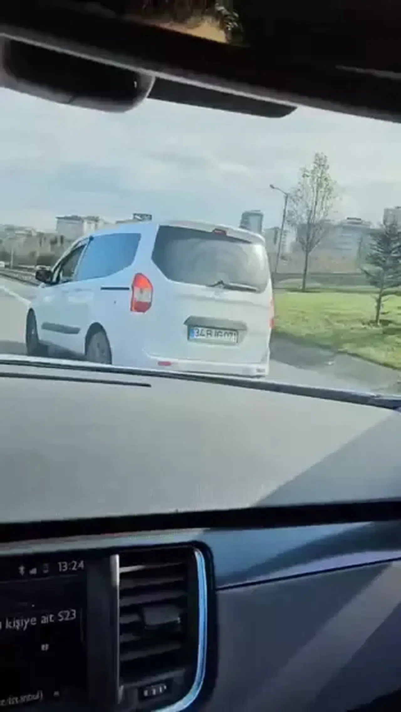 TEM Otoyolu'nda öfkeli sürücü yolunu kestiği otomobilin camını yumrukladı