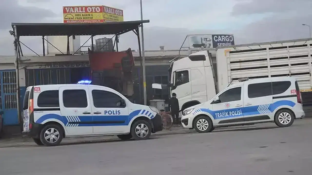 Tamir ettiği TIR'ın altında kalan usta öldü