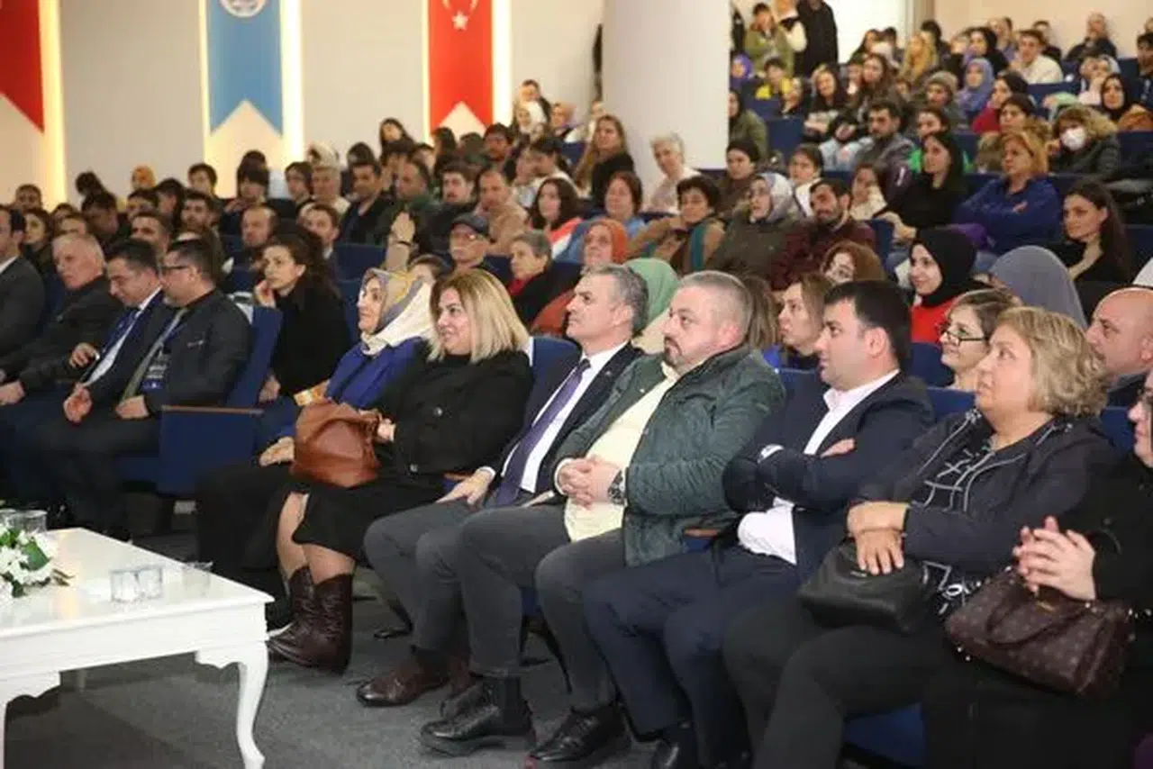 Yomra Belediyesi 2. Kitap Günleri'nde Sunay Akın'dan Dolu Dolu Bir Söyleşi