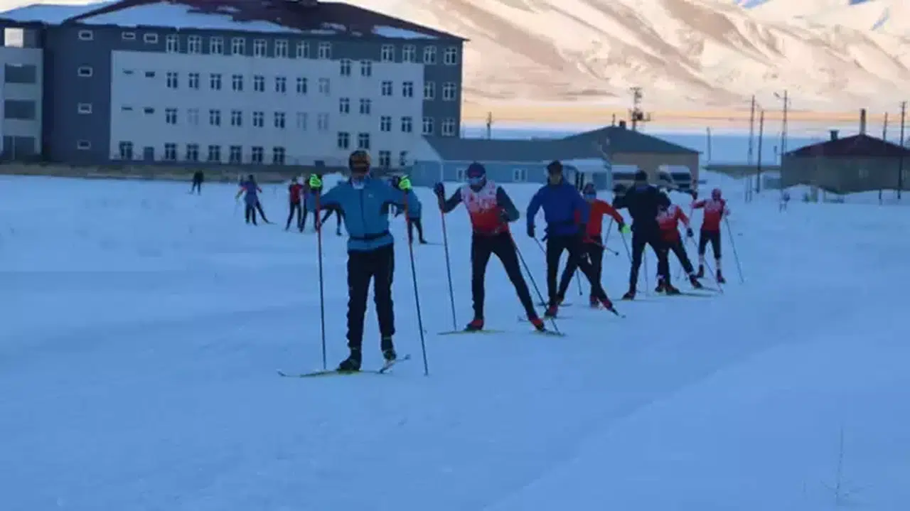 Erzurum'da yeterli kar olmadığı için milli sporcular çalışmalarını Yüksekova'da sürdürüyor