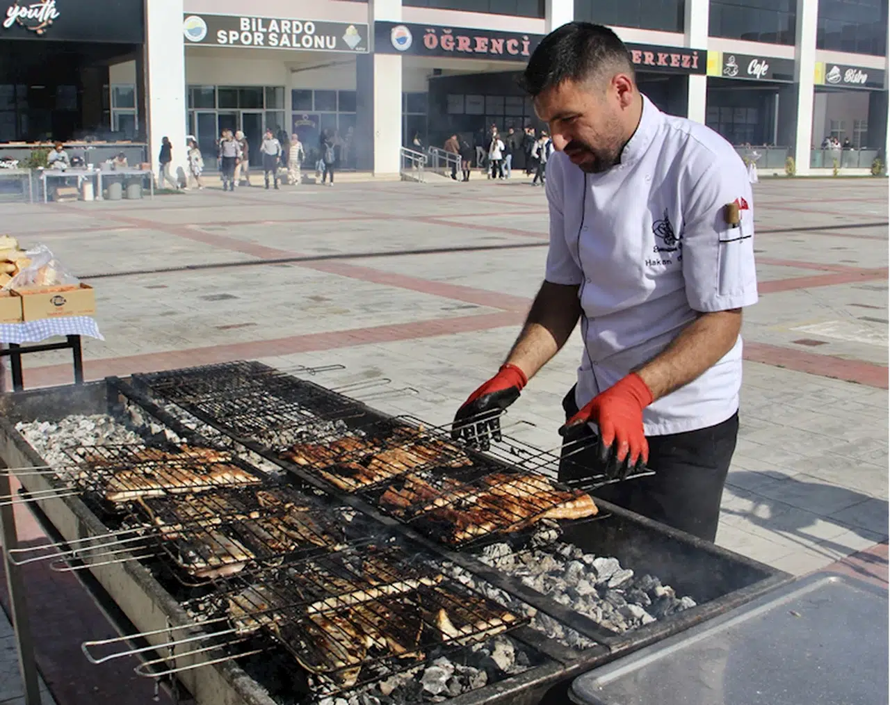 Sinop'ta ızgarada pişirilen bin palamut şenlikte dağıtıldı