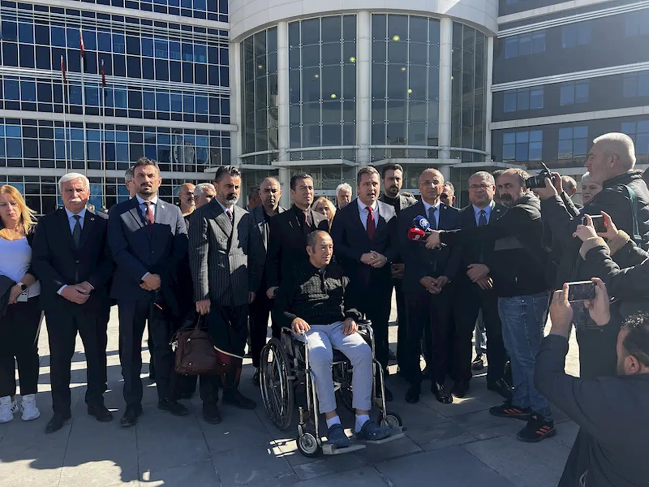 'Topal' şarkısı yüzünden yaralama sanıklarının yargılanmasına başlandı