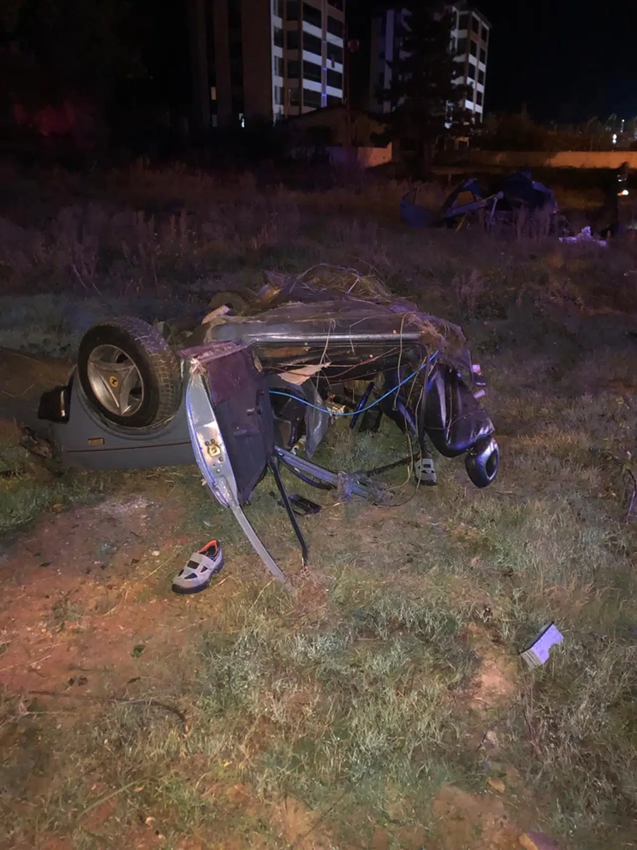 Tokat'ta ağaca çarpan ve ikiye bölünen otomobildeki 2 kişi öldü, 1 kişi yaralandı