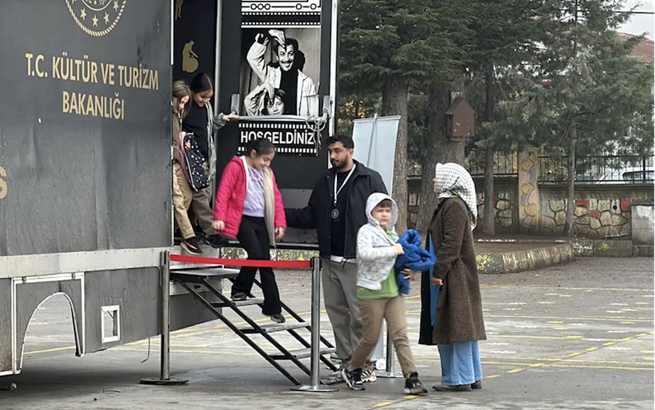 Gezen Sinema Tırı, "beyaz perde"yi Düzce'deki köy okullarına taşıyor 