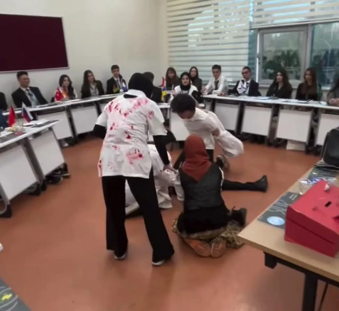 Samsun'da lise öğrencileri dünya meselelerini masaya yatırdı