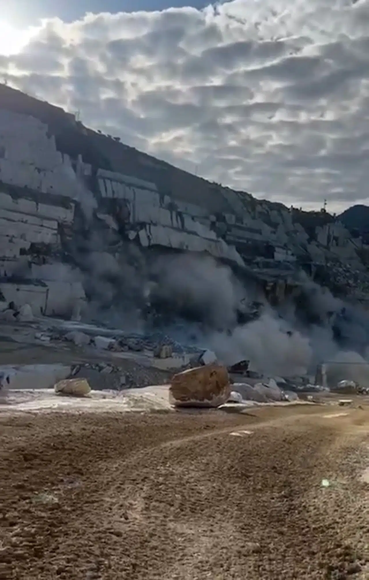 Balıkesir'de, kullanılmayan mermer ocağındaki göçük kamerada 