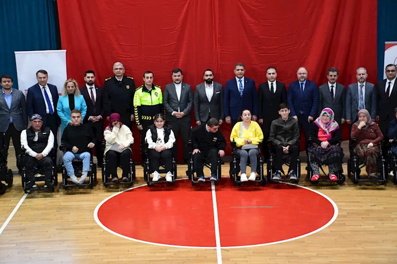 Düzce'de 40 akülü tekerlekli sandalye ihtiyaç sahiplerine verildi