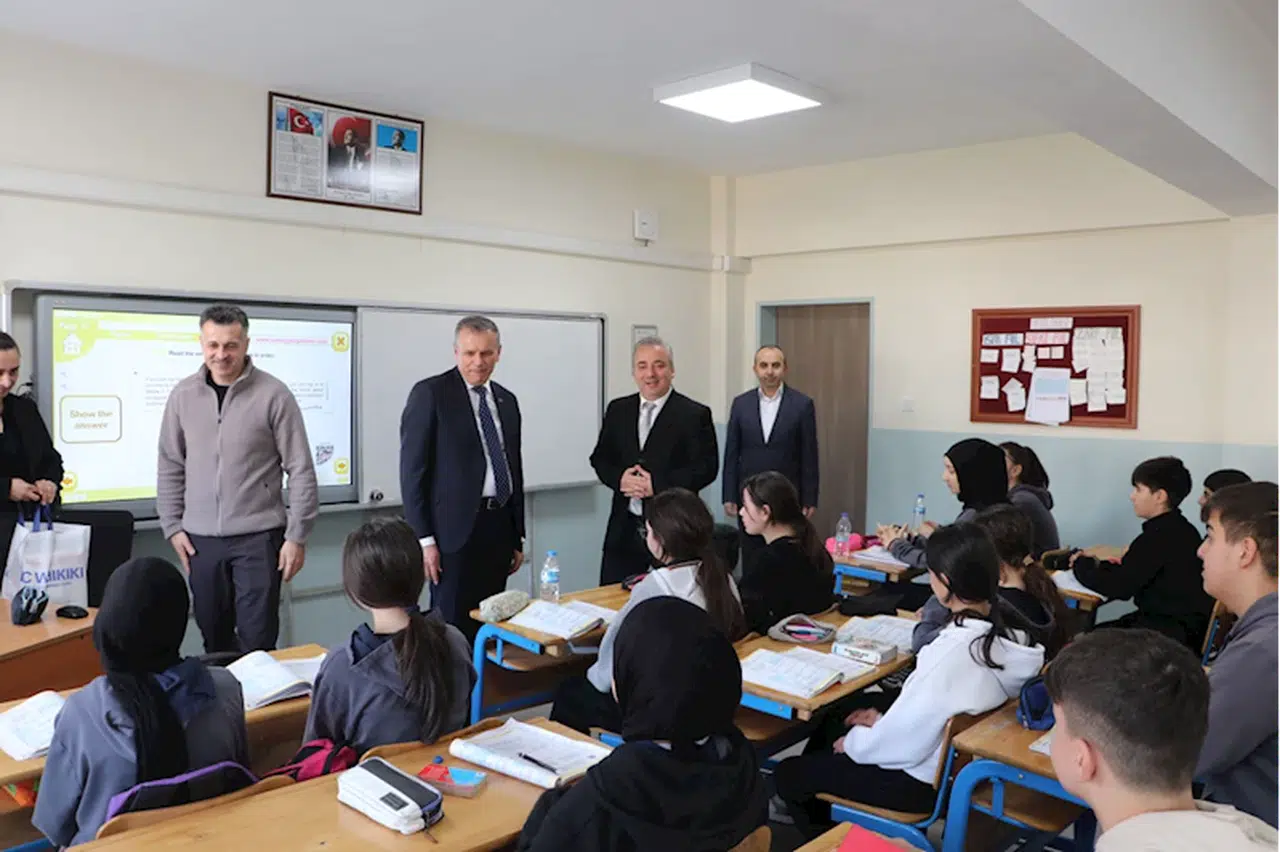 Havza'da "Tüketici Hakları" konulu resim yarışmasında birinci olan öğrenci ödülünü aldı