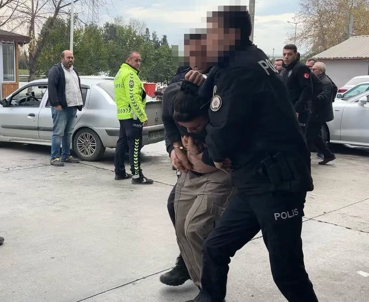 Akaryakıt istasyonunda oraklı 'gaz hortumu' kavgası: 7 yaralı