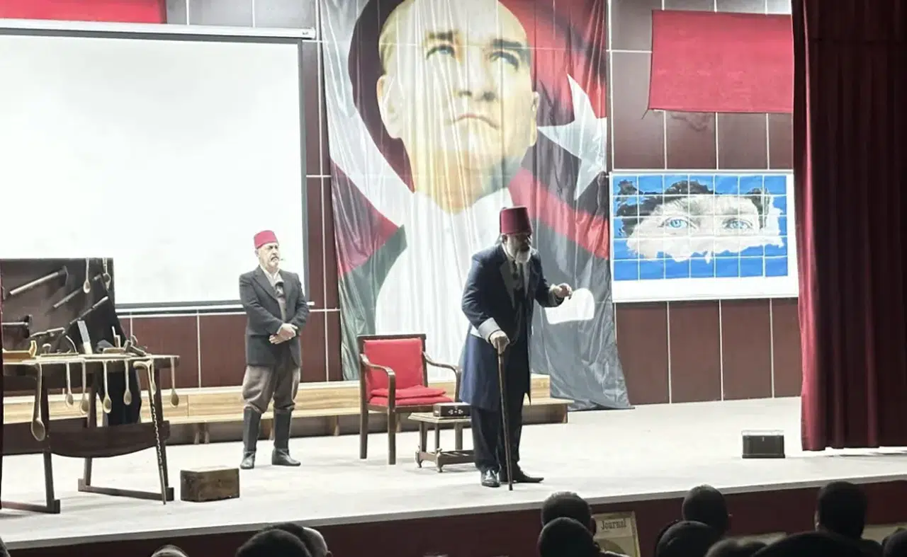 Ardeşen'de Abdülhamit Han'ın hayatını konu alan "Usta" tiyatro oyunu sergilendi