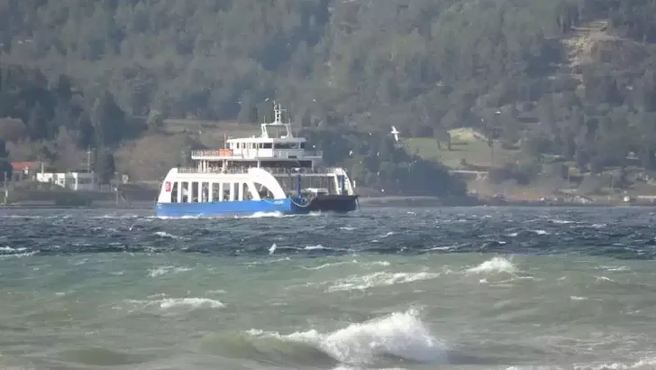 Gökçeada ve Bozcaada feribot seferlerine 'fırtına' engeli