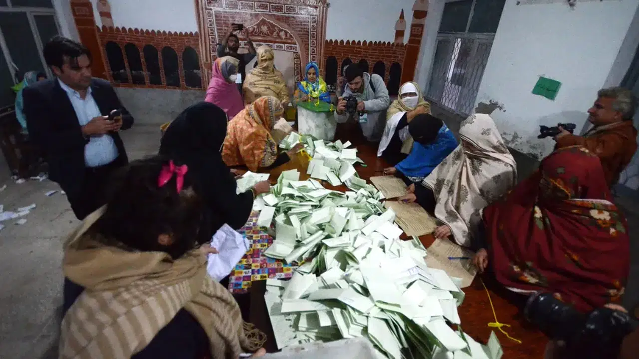 Seçimlerde hile yapıldığı iddiası, Pakistan'ı karıştırdı: Siyasi partiler protesto düzenledi