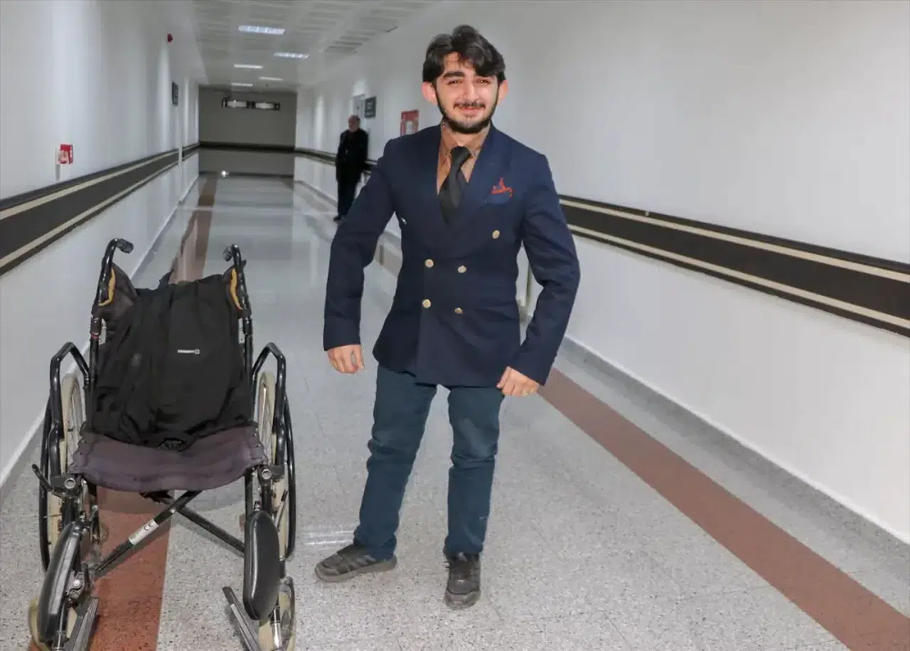 Doğuştan engelli şampiyon yüzücü, "süper kahramanım" dediği doktoru sayesinde ayağa kalktı