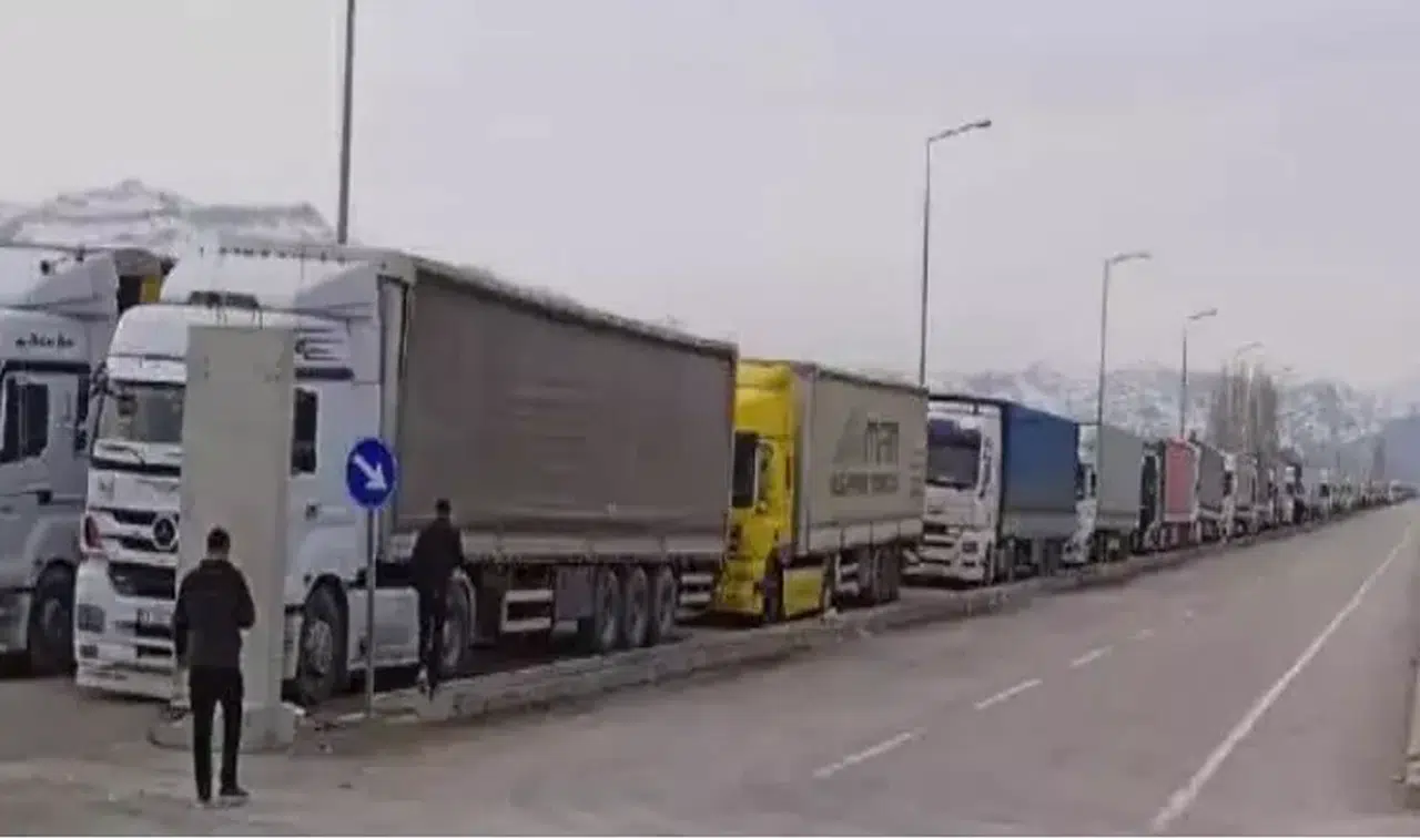 Ağrı'da İran sınırında 30 kilometre tır kuyruğu... Şoförler isyan etti!