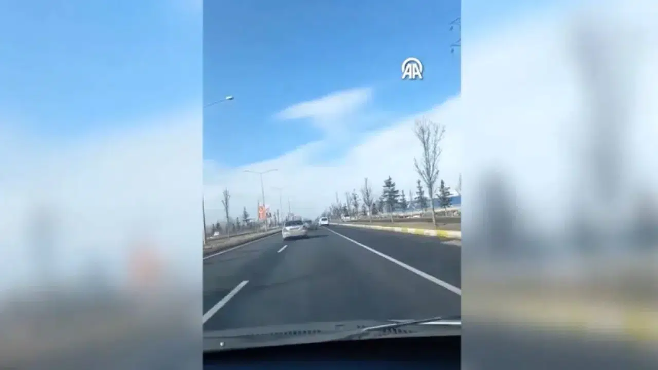 Erzurum'da trafiği tehlikeye düşürdükleri sosyal medyadan belirlenen 4 sürücüye para cezası