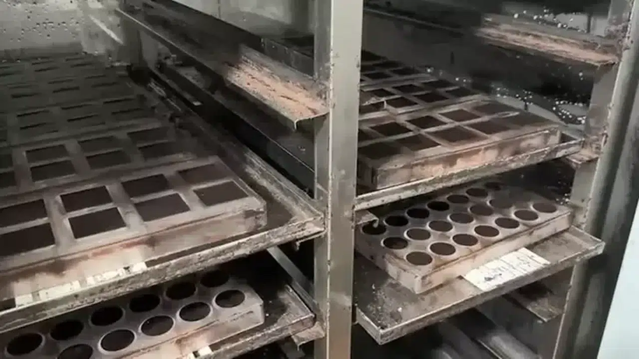 Bursa'da merdiven altı çikolata imalathanesine operasyon; 2 gözaltı