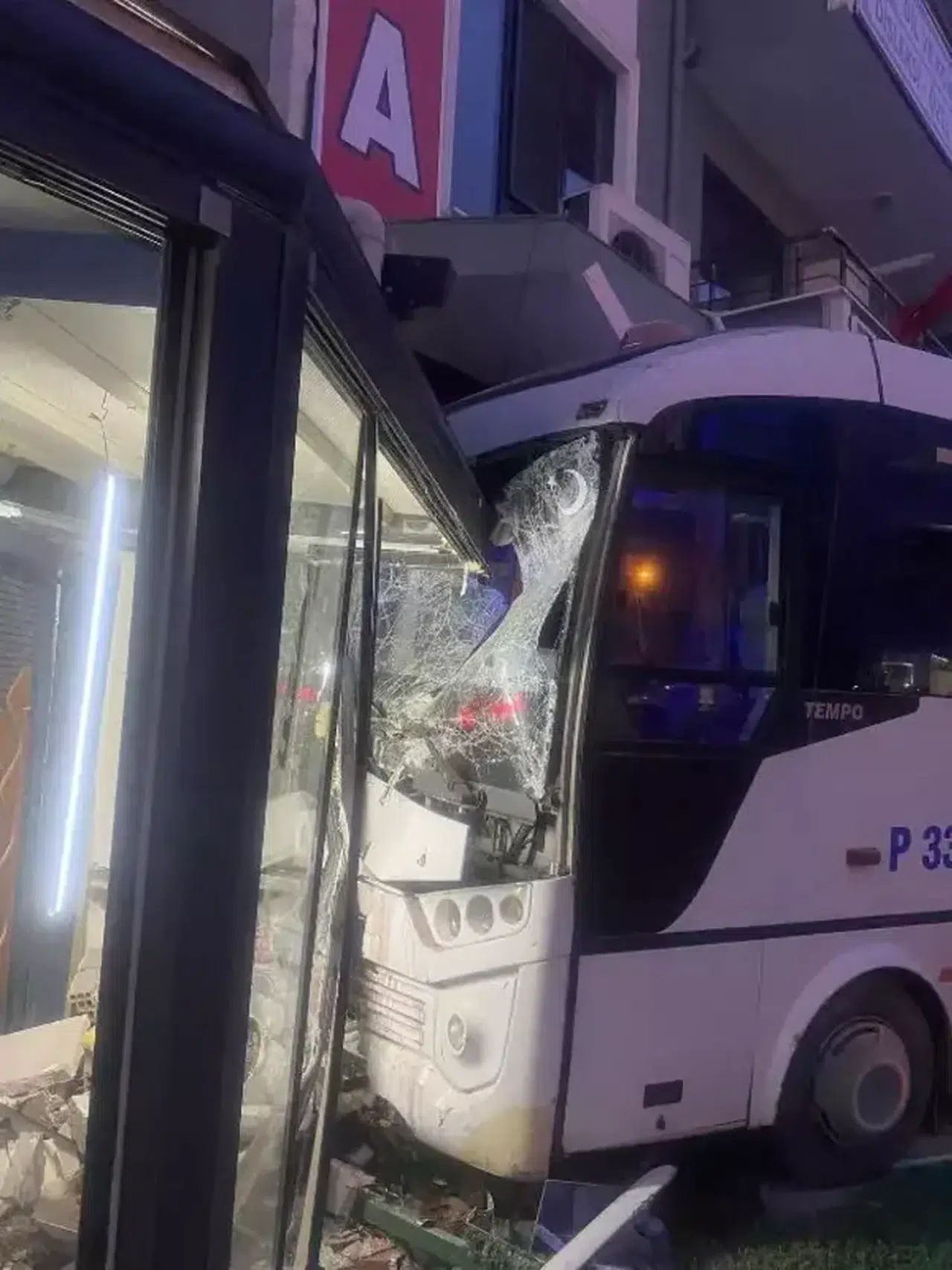 Sürücüsü rahatsızlanan midibüs, eğitim kurumunun kapısına çarptı