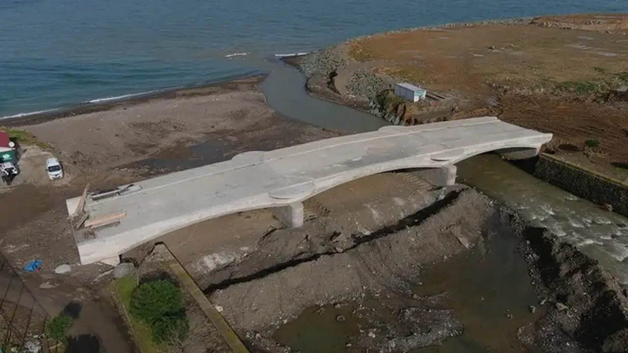 Akçaabat'ta Söğütlü Deresi'ndeki ıslah çalışmaları