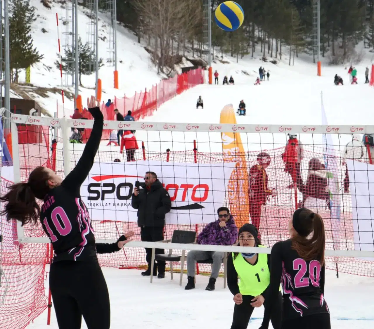 Erzurum'da düzenlenen Üniversiteler Arası Türkiye Kar Voleybolu Şampiyonası tamamlandı