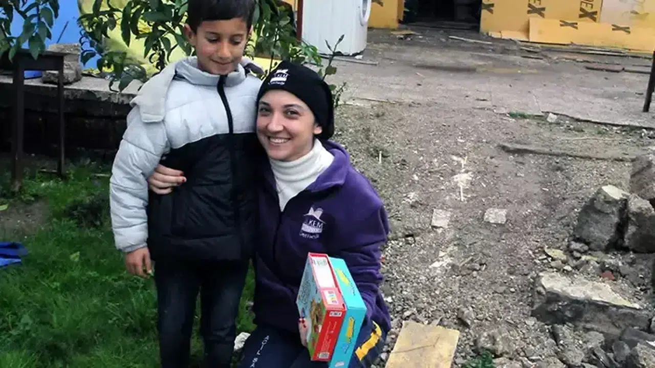 Depremde evleri yıkılan 6 yaşındaki Nur'un yeni ev talebi için harekete geçtiler