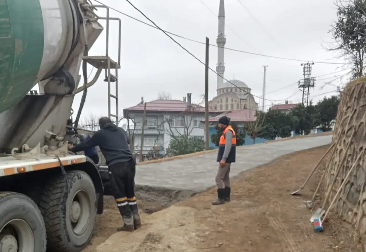 Derepazarı'nda mahallelerde yol betonlama çalışmları devam ediyor