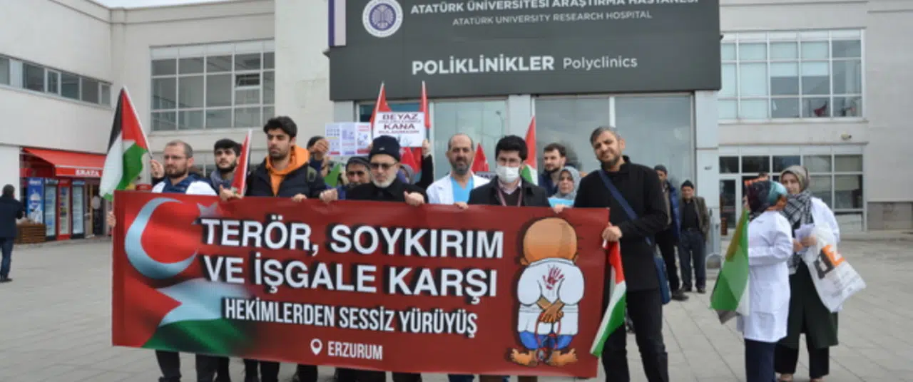 Erzurum'da hekimler ve sağlık çalışanları Gazze için sessiz yürüyüş yaptı