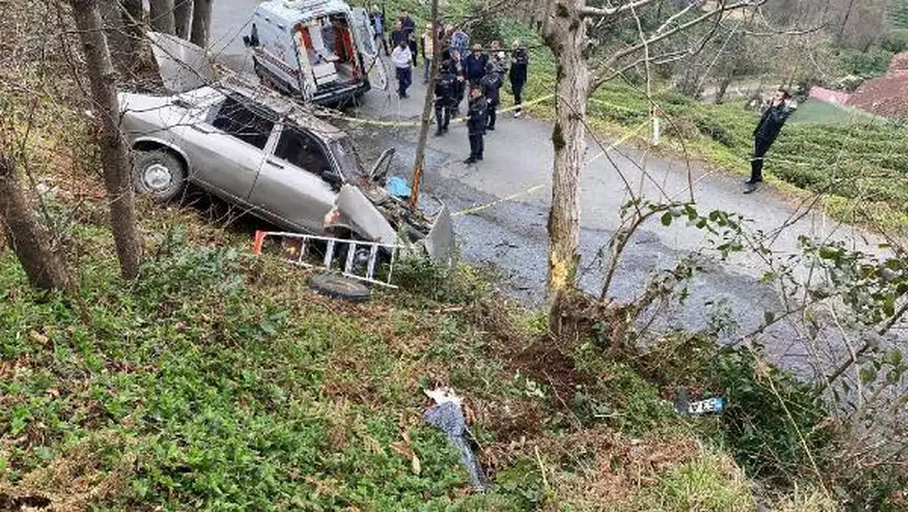 Rize'de yamaçtaki ağaca çarpan otomobilden fırlayan sürücü öldü