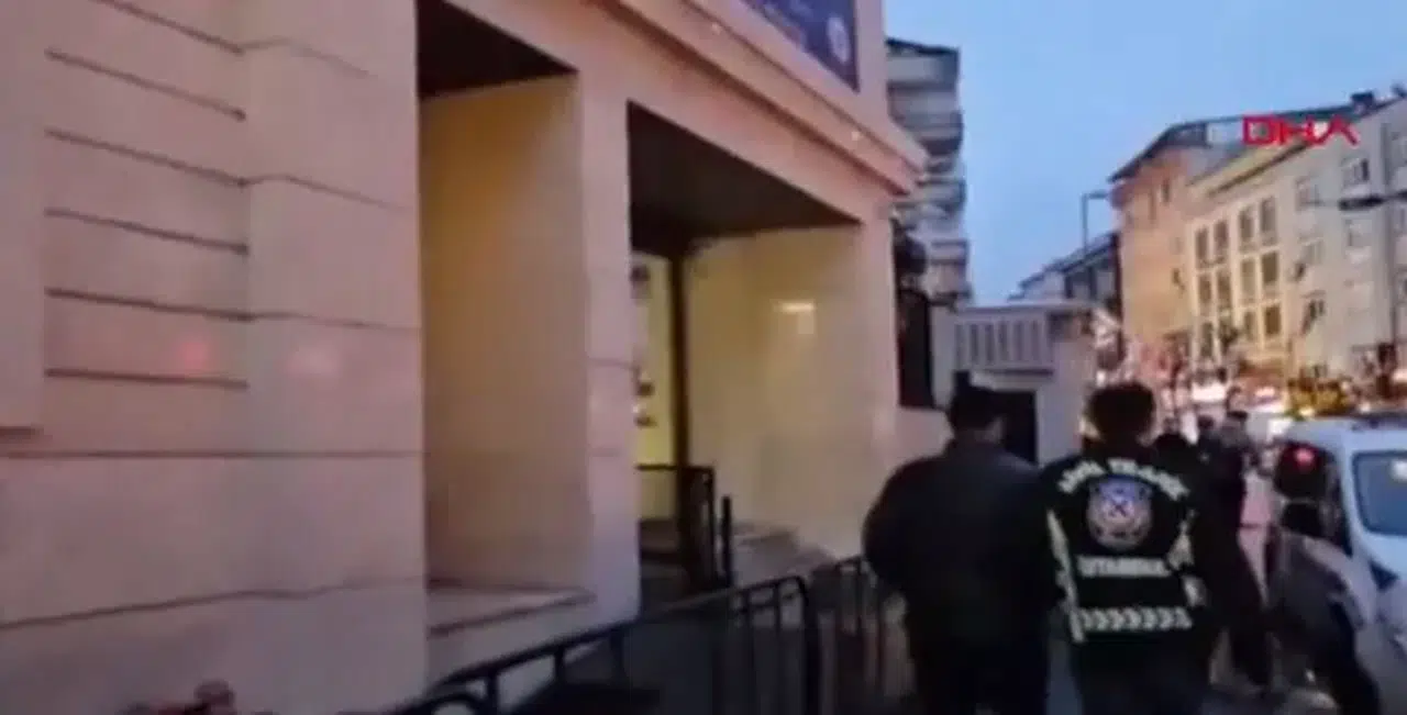 Galatasaray'ın stadı etrafında araçlarını park edenlerden para isteyen 4 değnekçi yakalandı