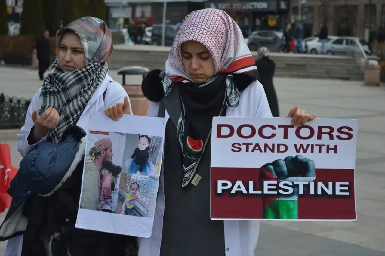 Erzurum'da Hekimler ve Sağlık Çalışanları İsrail'in Saldırılarını Protesto Etti