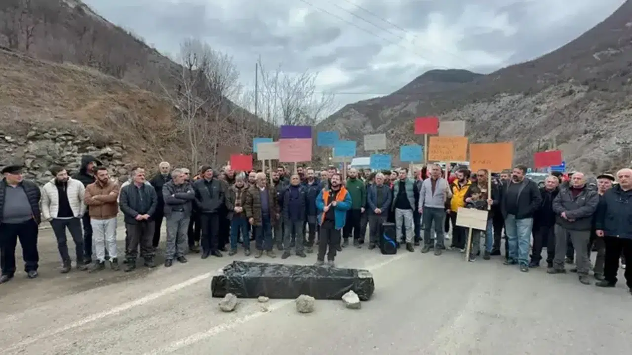 Heyelan korkulu yolda 'siyah tabutlu' eylem!