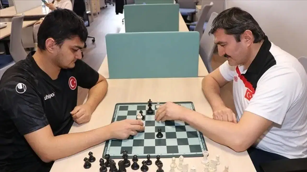 İşitme engelli baba ve oğlu olimpiyatlarda "şah-mat" mücadelesi verecek