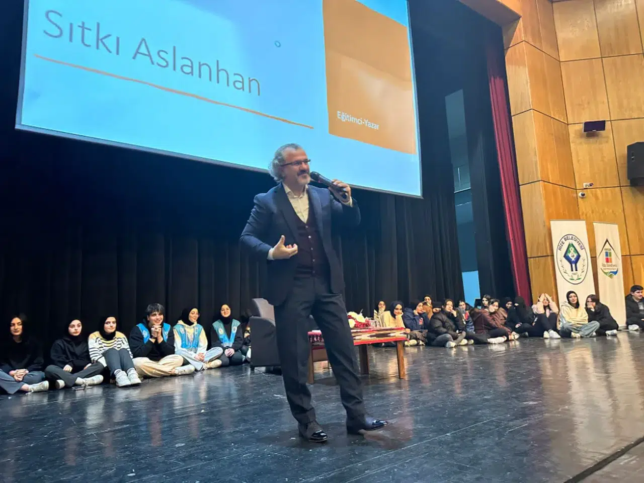 Rize Belediyesi ve RİBEGEM'in girişimleriyle "Başarıya Gülümse" adlı konferans düzenlendi