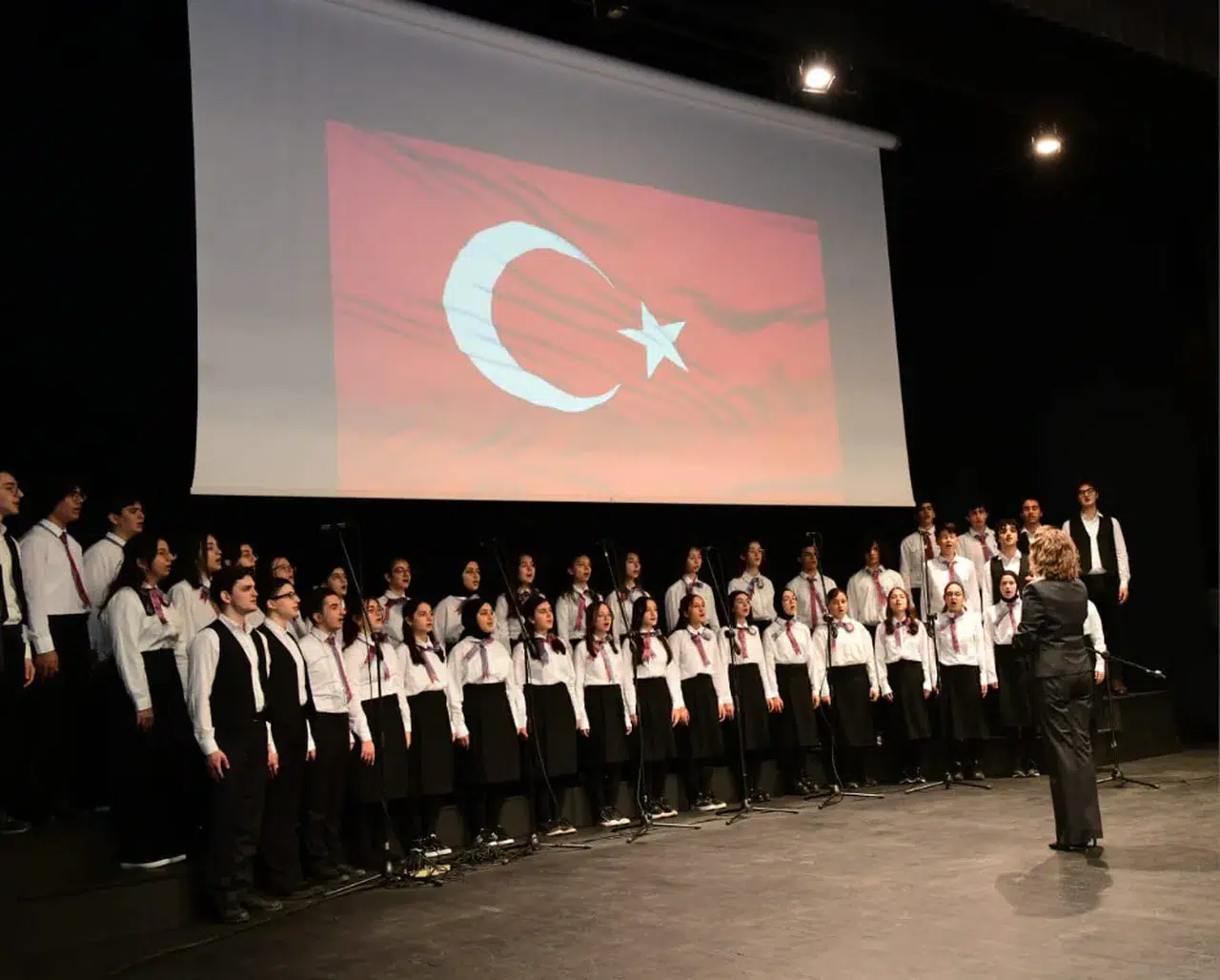 Trabzon Valisi Aziz Yıldırım, Kurtuluş Yıl Dönümü Etkinliğinde Öğrencilere Ödüllerini Takdim Etti