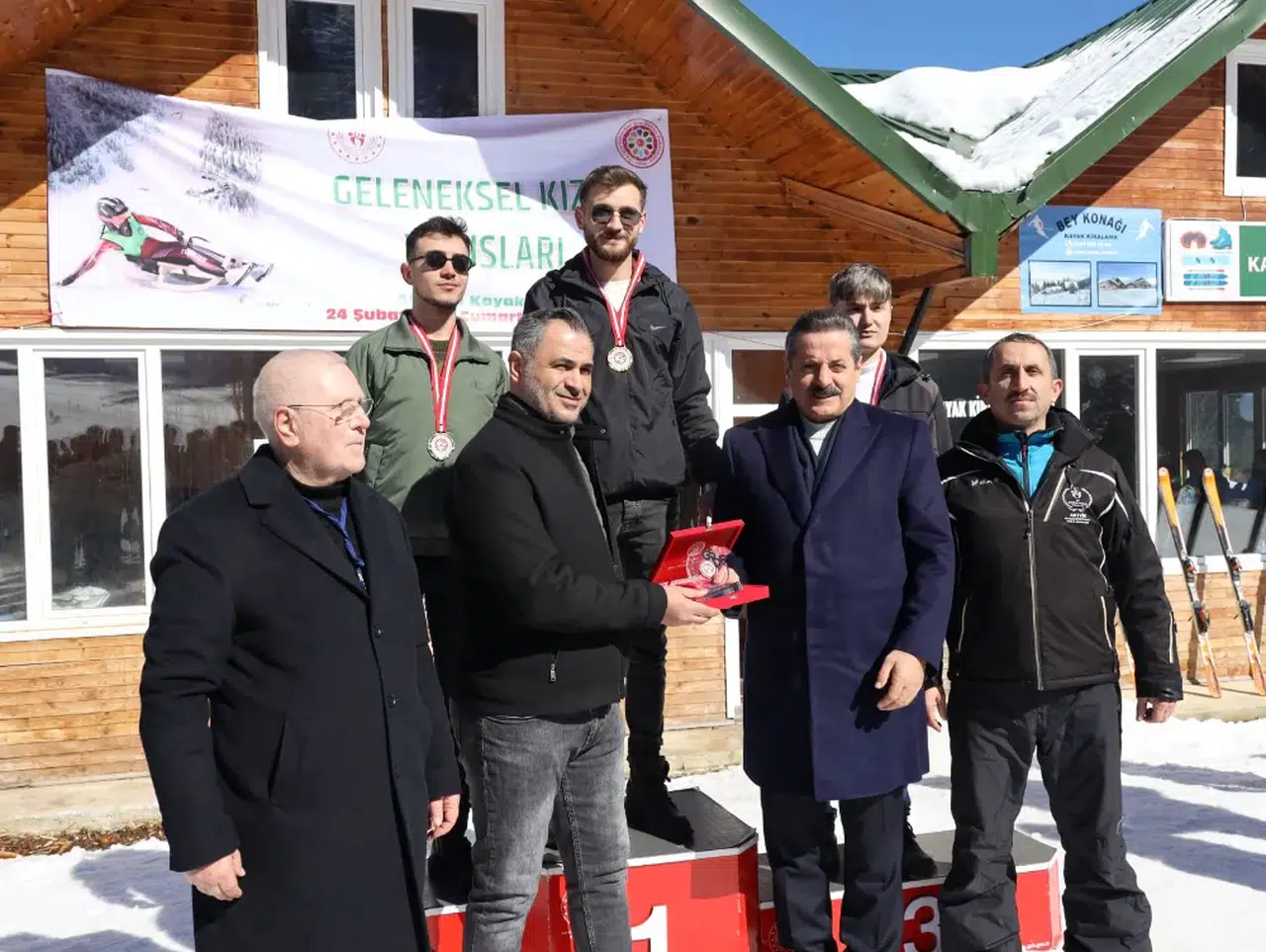 GELENEKSEL KIZAK YARIŞLARI ATABARI KAYAK MERKEZİ'NDE BÜYÜK İLGİ GÖRDÜ