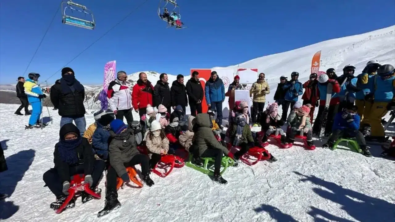 Erzurum'da devlet korumasındaki çocuklar Konaklı Kayak Merkezi'nde kızakla kaydı