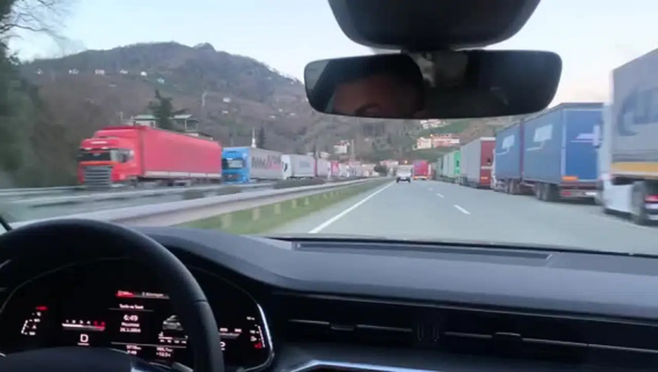  Bayraktutan: "Sarp Sınır Kapısından Başlayan Sağlı Sollu Tır Kuyrukları, Trafik Güvenliğini Tehlikeye Sokuyor"