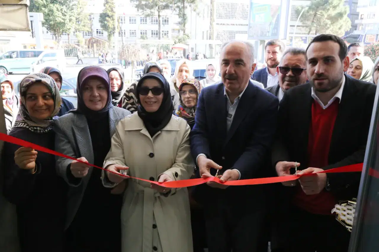 Başkan Metin kadınların düzenlediği "El Emeği Göz Nuru" sergisini ziyaret etti