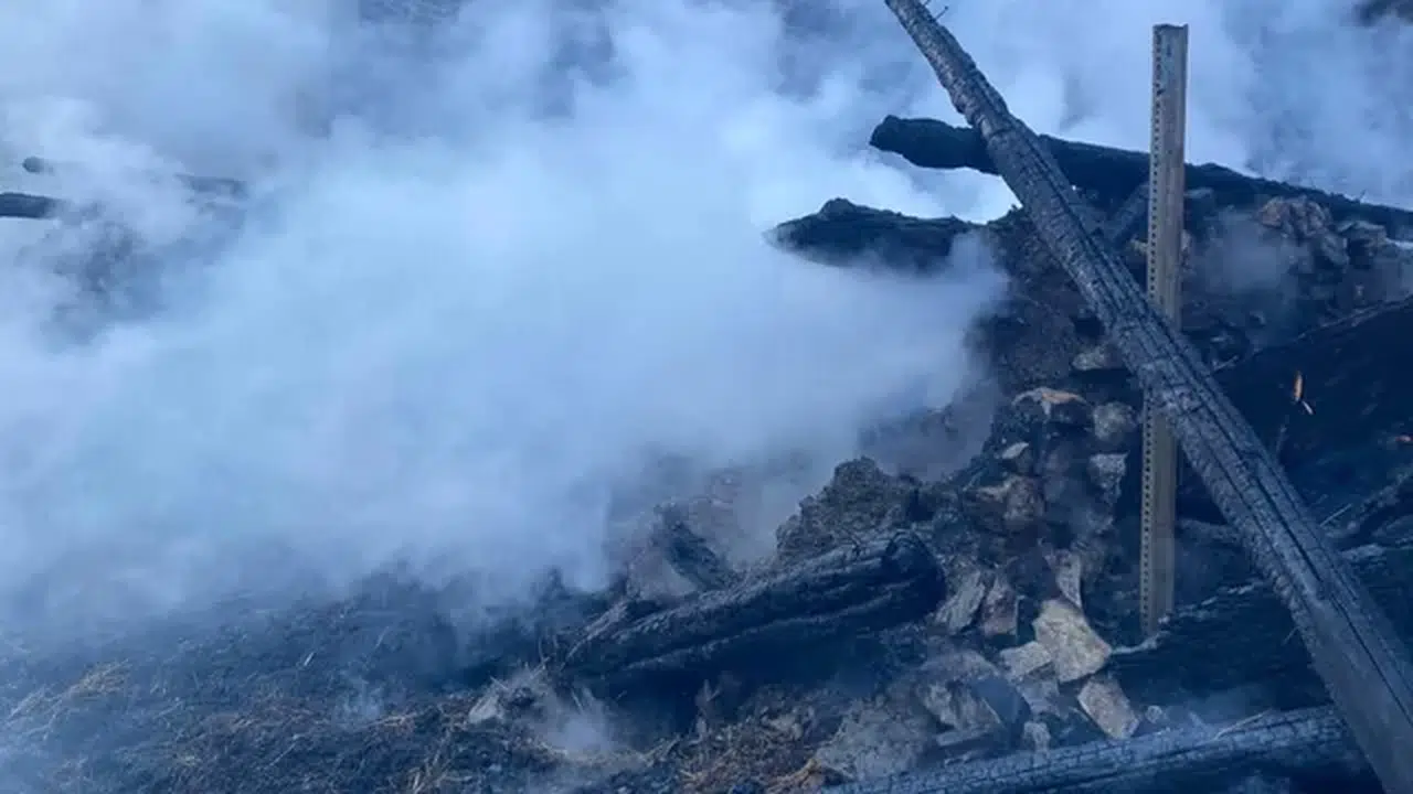 Artvin'de ahır ve samanlık yandı