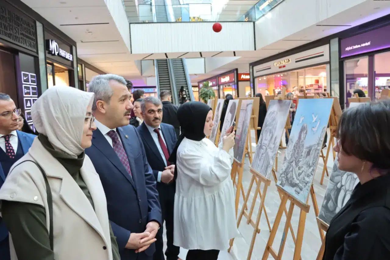 Rize'de “Savaşın Ortasında Çocuk Olmak” konulu resim sergisi açıldı 