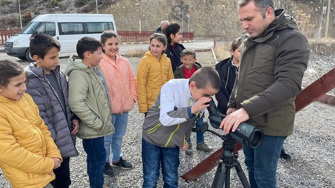 Erzurum'da ilkokul öğrencileri Tortum Gölü'nde kuş gözlemi yaptı
