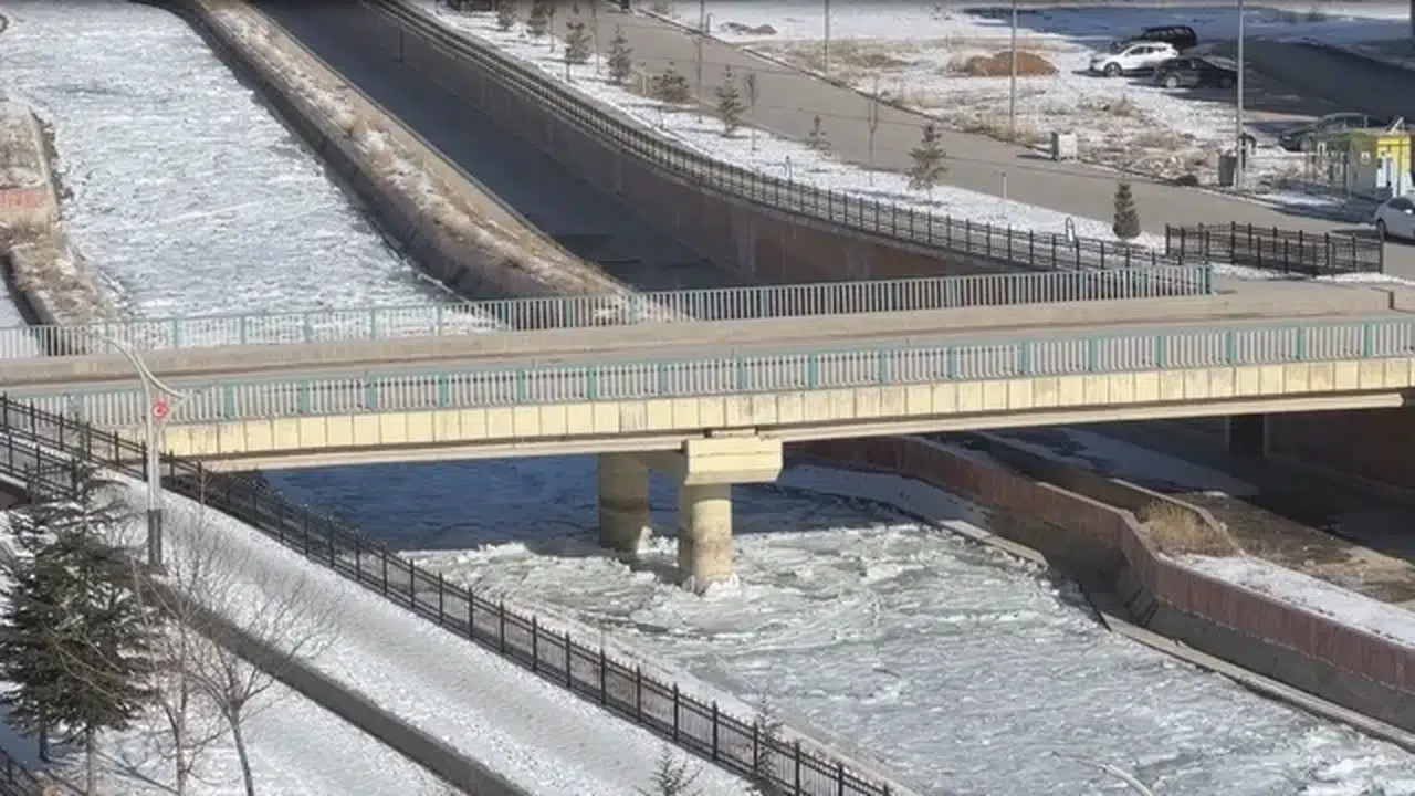 Türkiye'nin en hızlı akan nehri buz tuttu