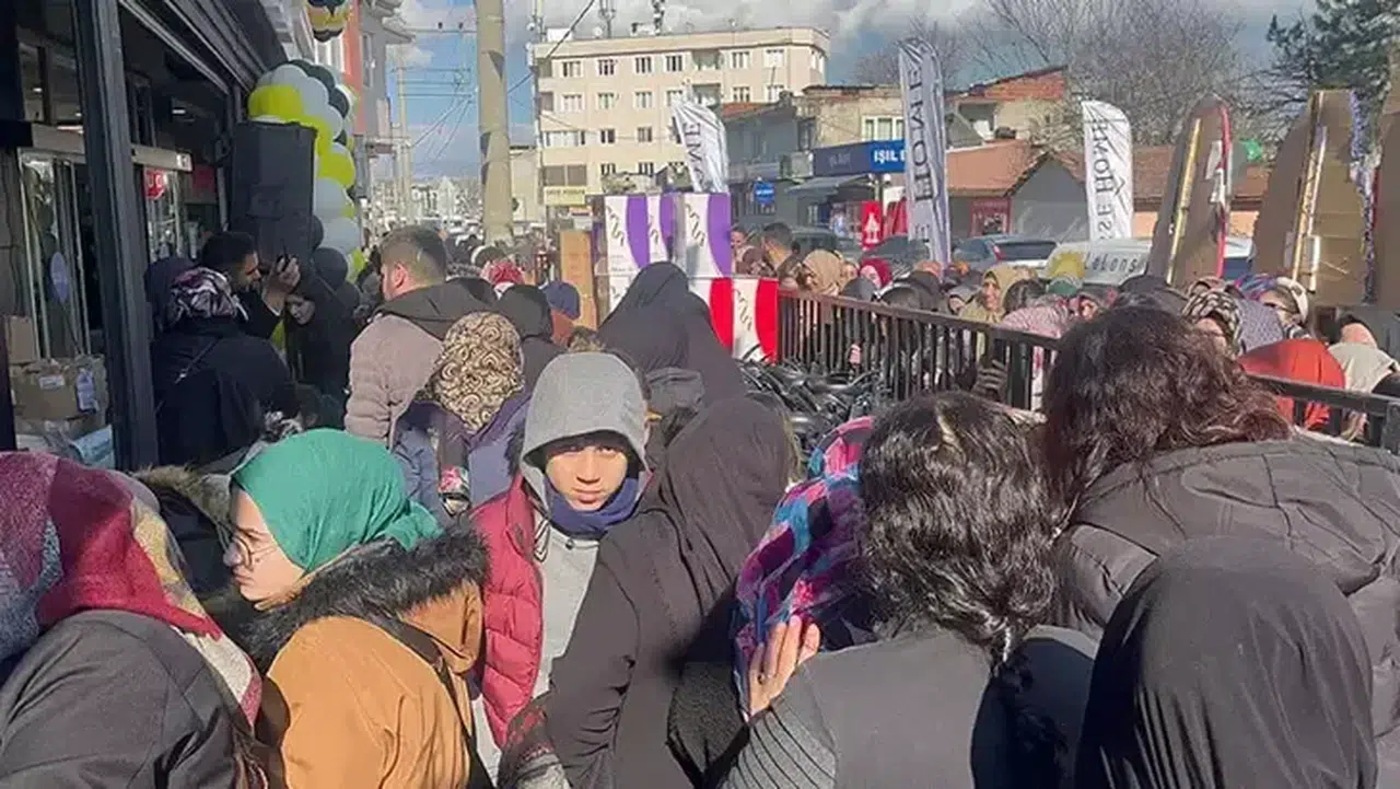Açılışa özel kampanya düzenleyen mağazada izdiham yaşandı