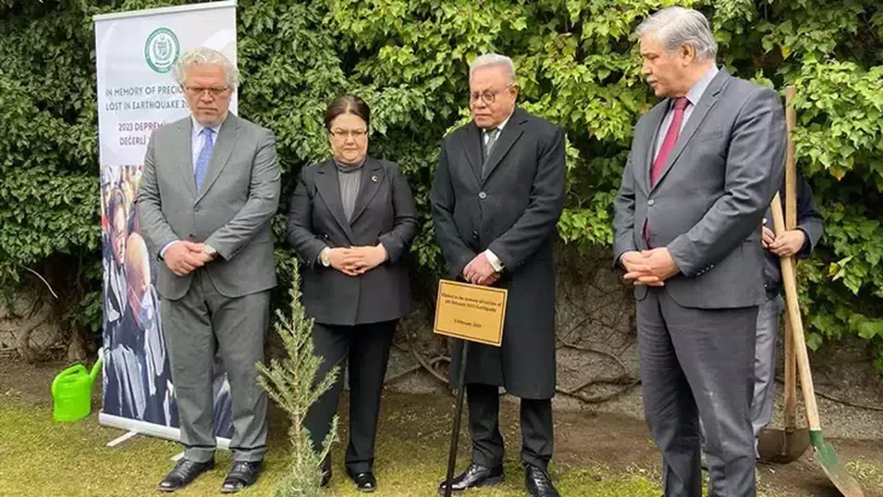 Pakistan Büyükelçiliği'nde depremde hayatını kaybedenler için fidan dikildi