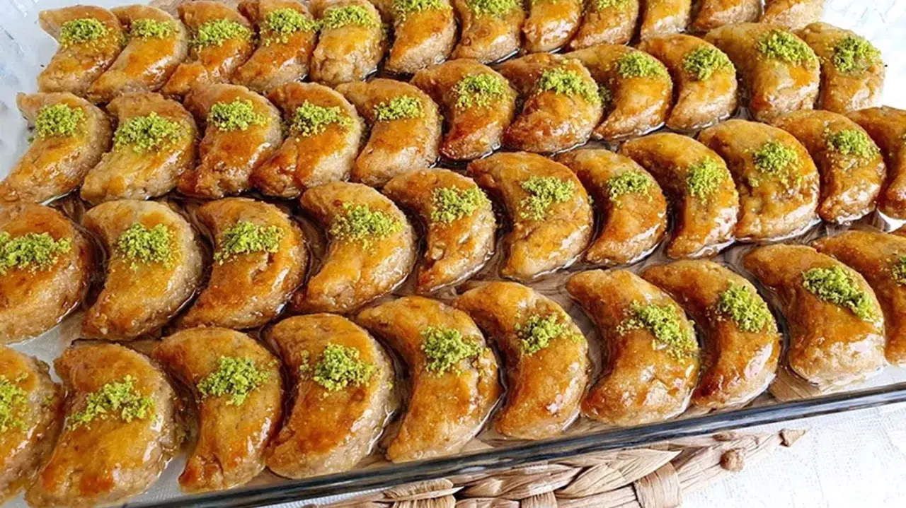 Şerbetli tatlıların yıldızı: Kıyır kıyır Ay Tatlısı tarifi