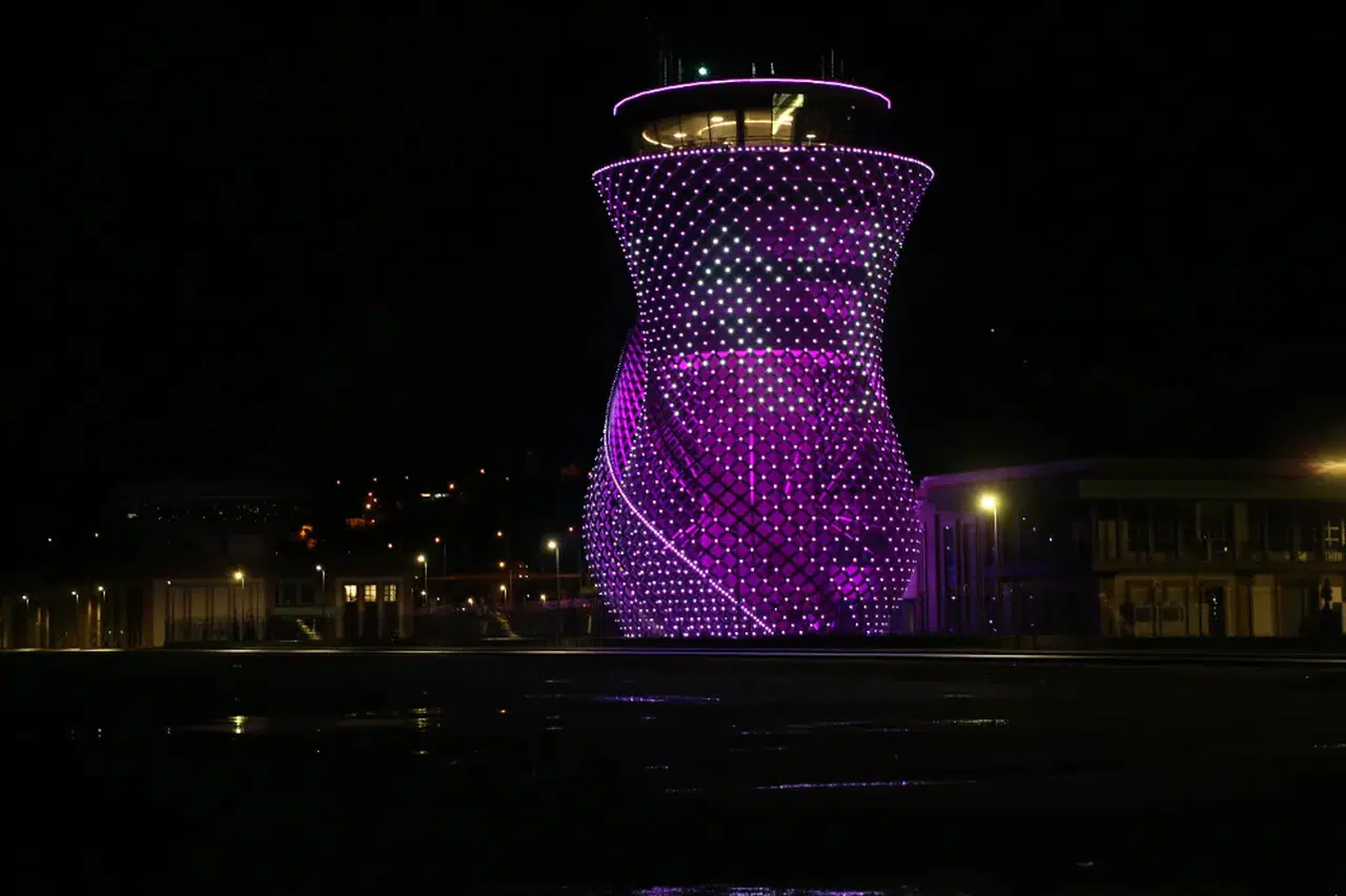 Rize-Artvin Havalimanı kulesi kanser riski farkındalığı için mor ışıkla aydınlatıldı