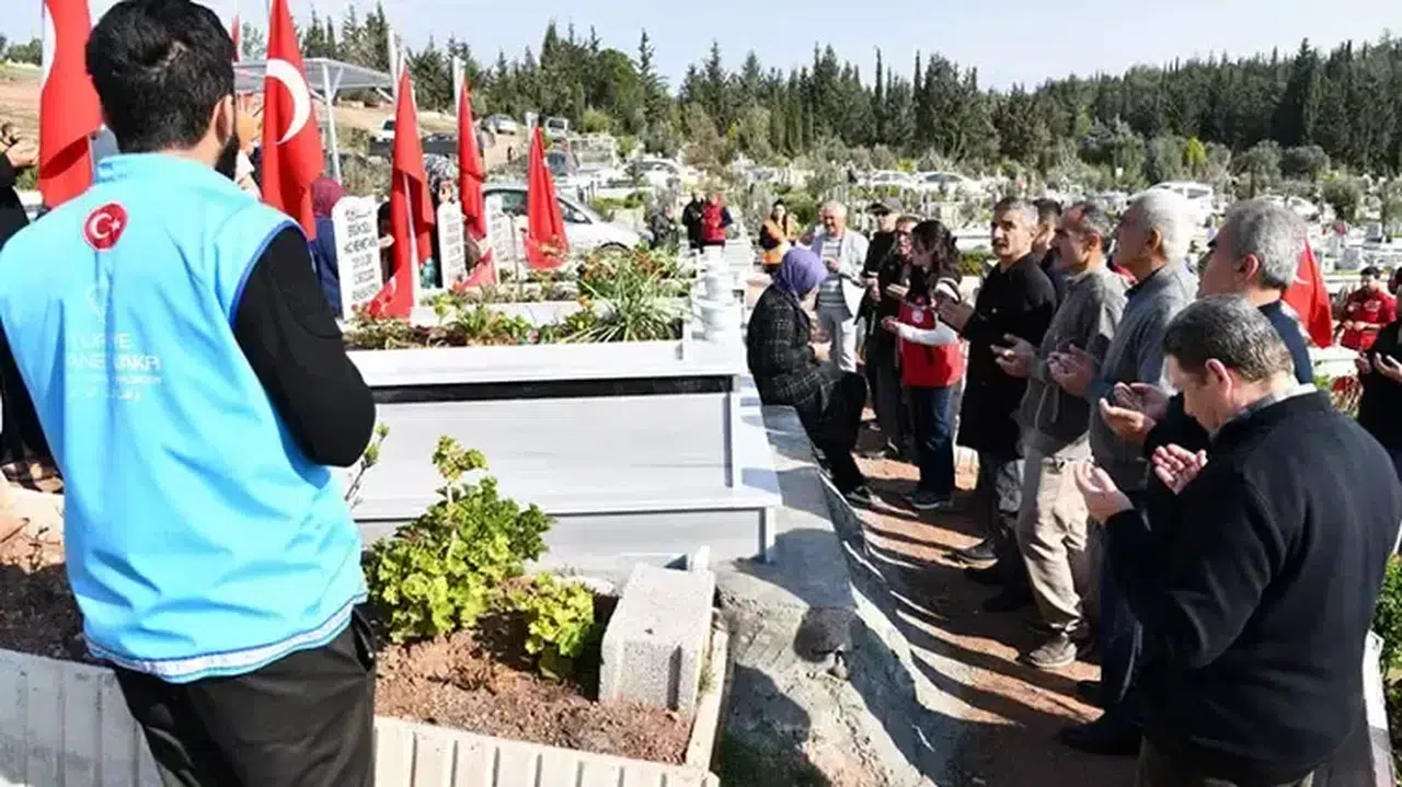 Osmaniye'de asri mezarlıkta 6 Şubat anması