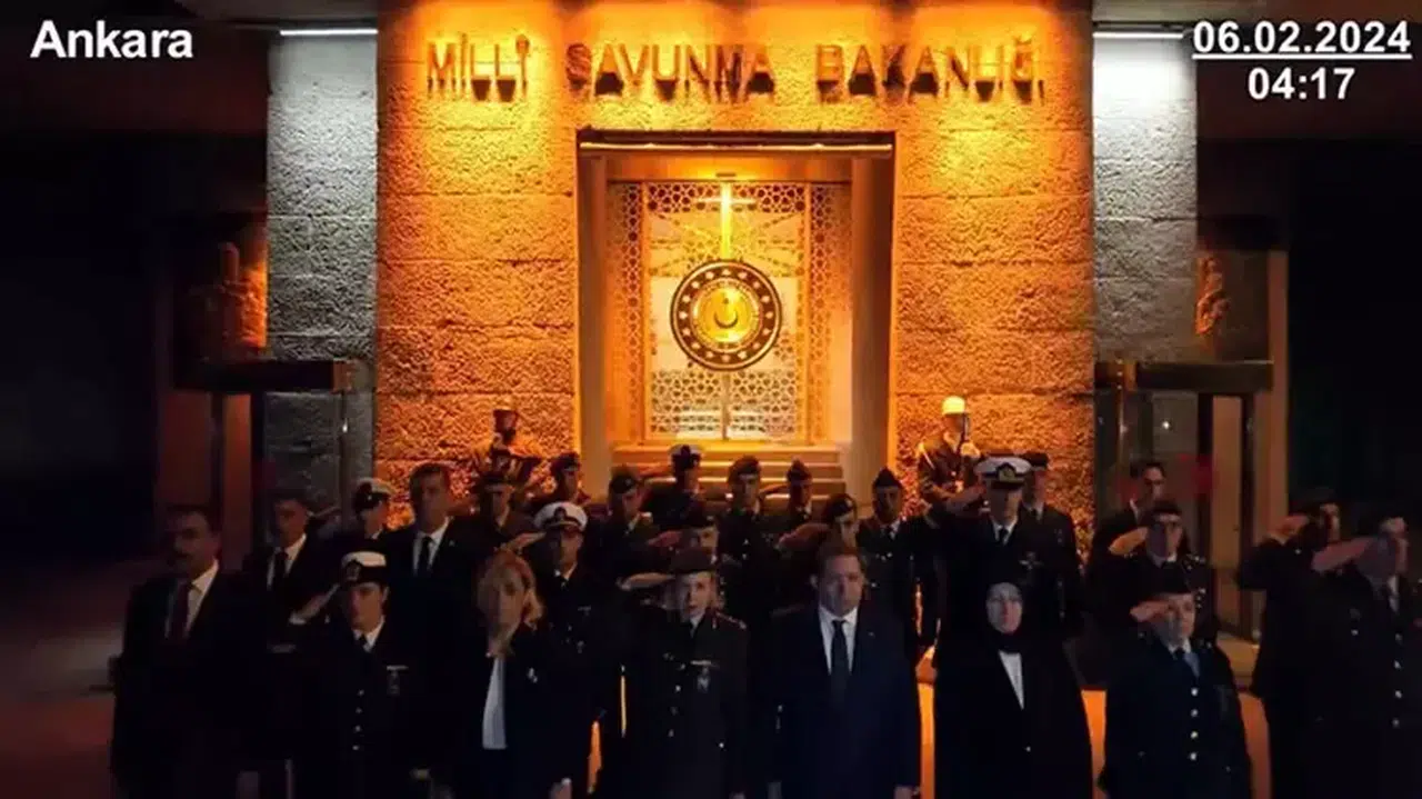 Mehmetçik'ten depremde hayatını kaybeden vatandaşlar için saygı duruşu